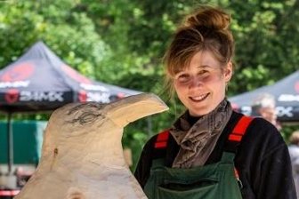 Holzbildhauer lassen an den Orgelpfeifen die Späne fliegen - Lilli Zentgraf arbeitete zum ersten Mal mit der Kettensäge.