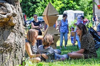 Holzbildhauer-Schau im Chemnitztal - Ein Holzbildhauer-Pleinair beginnt am Sonntag am Chemnitztalradweg in Auerswalde, hier ein Foto vom Vorjahr.
