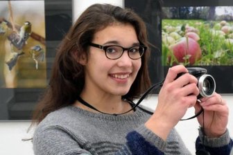 Holzbildhauer-Schau zum Jubiläum - Die 14-jährige Camilla Ahner war 2017 eine der jüngsten Teilnehmerinnen der Fotoausstellung "Hinterm Zaun - Lichtenauer Bilder" in der Dorfgalerie Auerswalde.