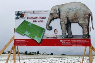"Holzboden II" steht vor letzter Hürde - Ein großes Schild weist unübersehbar auf das neue Gornauer Wohngebiet hin. 