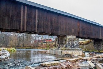 Holzbrücke in Hennersdorf: Staufalle statt Flutschutz? - Stein des Anstoßes: der Mittelpfeiler der Hennersdorfer Holzbrücke. Einige Anwohner befürchten, dass mit der Verbreiterung des Mittelpfeilers die Überflutungsgefahr stark zunimmt.