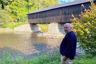 Holzbrücke in Hennersdorf wird gesperrt - aber erst mal nur für vier Tage - Die Hennersdorfer Holzbrücke bietet Diskussionsstoff: Volkmar Böhm, Bauunternehmer und Stadtrat, kritisiert, dass die Verbreiterung des Mittelpfeilers die Überflutungsgefahr in Richtung Ortslage vergrößert habe. 