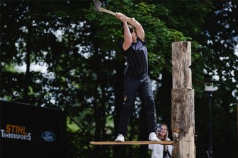 Holzfäller tragen am Wochenende ihre Deutschen Meisterschaften in Klingenthal aus - Im Bild gibt Tim Anthofer einen Einblick, was Holzfäller können müssen.