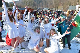 Holzhau im Erzgebirge feiert erstmals Skifasching ohne Schnee: Das sind die witzigsten Bilder - In Holzhau fallen zurzeit kaum Schneeflocken vom Himmel, dafür tanzen sie auf der Straße: Die Schneefunken des Skifaschingsvereins Holzhau.