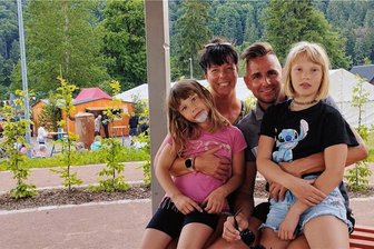 Holzhau: Was Einheimische und Gäste zum neuen Platz sagen - Carmen Friedrich und Robin Willkommen aus Königstein sind mit ihren Kindern Leonie und Vanessa begeistert von der neuen Ortsmitte in Holzhau, die zum Dorffest eingeweiht worden ist.
