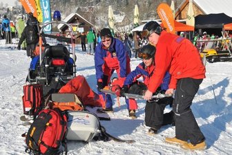 Holzhauer Bergwacht bereitet nächste Wintersaison vor - Mitglieder der Bergwacht Holzhau übten in der vergangenen Saison das Bergen eines Verletzten am Holzhauer Skihang. Von rechts: Maximilian Nahs, David Claußnitzer, Bianca Hiltmann mit Sohn Franz (auf der Trage).