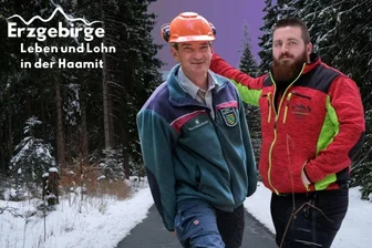 Holzindustrie im Erzgebirge: Viel Geld fürs Holz, viel Druck bei der Arbeit? - Forstbezirksleiter Johannes Riedel (l.) und Léon Grunert, der das Holz aus dem Wald in Eibenstck holt.
