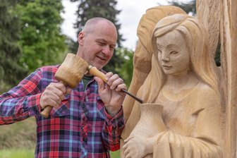Holzkunst der anderen Art aus dem Erzgebirge: Warum Maria und Martha nicht ins Klischee passen - 