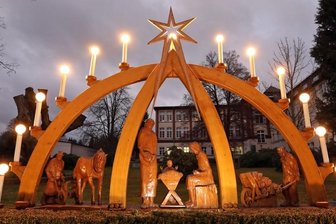 Holzkunst: Lichterbogen leuchtet in Oberlungwitz -