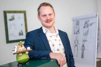 Holzkunst und Handelskrieg: Was die angedrohten US-Zölle für die Hersteller im Erzgebirge bedeuten - Verbandsgeschäftsführer Frederic Günther sieht die Holzkunstbranche angesichts drohender US-Zölle vor einer ungewissen Zukunft.
