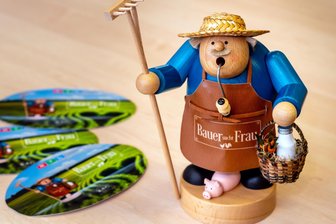 Holzkunstfirma aus dem Erzgebirge bringt Bauer-sucht-Frau-Räuchermann auf den Markt - Der Bauer-sucht-Frau-Räuchermann, hergestellt vom Olbernhauer Unternehmen KWO.