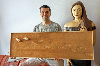 Holzkunstmarkt im Kulturpalais Lichtenstein: Ein Wille, ein Weg und 7000 Buchenspitzen - Danny Reinhold beteiligt sich seit 2011 am Holzkunstmarkt. Er zeigt jeweils seine neuen Arbeiten. So war 2017 die Skulptur „Anthea“ (rechts) zu sehen. Diesmal stellt Reinhold die 115 mal 35 Zentimeter große Arbeit „Wo ein Wille, da ein Weg“ vor.