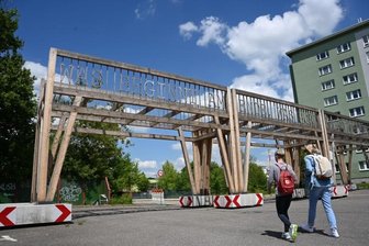 Holzkunstwerk am Fluss demontiert - Die zum Festival "Gegenwarten" 2020 entstandene Arbeit "Wandelgang" ist aus dem Stadtbild verschwunden. 