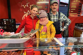 Holzlaterne, Brühlette und Kräppelchen: So viel Zwickau steckt im Zwickauer Weihnachtsmarkt - Heike und Klaus Volkland sind in vierter Generation Gastronomen auf dem Weihnachtsmarkt. Sie verkaufen unter anderem die Zwickauer Brühlette und Glühwein. Enkeltochter Hermine (8) hilft schon mit.