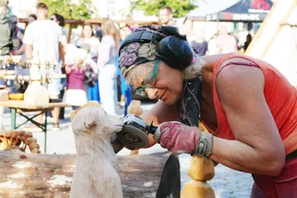Holzmarkt im Erzgebirge: Wo Kettensägen Freude statt Frust wecken - Hier verleiht Karen Hobelsberger ihrem Erdmännchen den letzten Feinschliff.