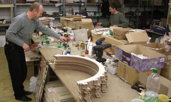 "Holznischel" setzt auf Technik - 
              <p class="artikelinhalt">Alexander Getz (links) setzt in der Niederfrohnaer "Holznischel"-Werkstatt Schwibbögen zusammen.</p>
            
