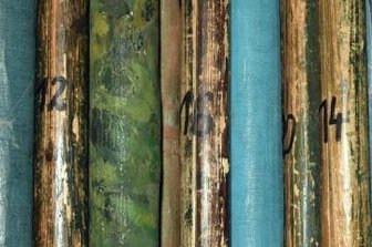 Holzoper: Vorhang auf! - Das sind zusammengerollte Prospekte, also die gemalten Bühnenbilder, nummeriert nach Stück.