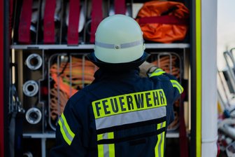 Holzreste in Glauchau in Flammen - In Oberlungwitz brennt Schilf - Feuerwehrleute löschten Brände in Glauchau und Oberlungwitz.