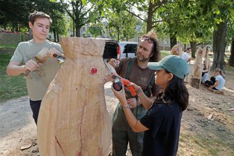 Holzskulpturen für die Waldenburger Parkkunst: War die Arbeit umsonst? - Colin Fischer, Silvio Ukat und May Irmscher arbeiten an einem Pinguin.