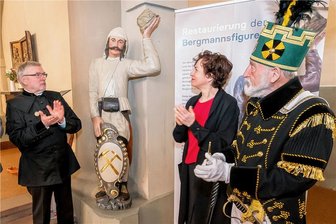 Holzskulpturen kehren nach St. Marien zurück - Thomas Wittig, Christiane Winkler und Günter Martin (v. l.) mit einer der beiden Figuren.