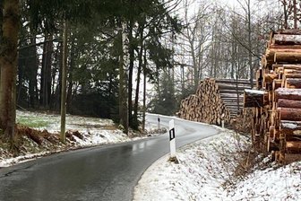 Holztransporte ramponieren diese Straße im Vogtland - Die Dörfelstraße verbindet die B 92 mit Unter- und Oberwürschnitz.