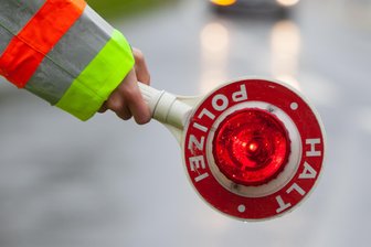 Holztransporter auf der Autobahn 72 im Vogtland völlig überladen - Für einen überladenen Holztransporter war die Fahrt am Dienstagnachmittag zu Ende.