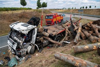 Holztransporter kommt von der Fahrbahn ab: 57-jähriger Fahrer schwer verletzt - 