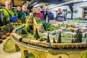 Holzzug zieht seine Kreise -