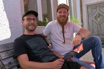 Homeward-Festival im Erzgebirge: Laut Organisatoren eine „gelebte Utopie“ - Selbermacher: Martin Göttlich (links) und Sebastian Franke haben das Festival mit vielen Helfern in Do-it-yourself-Manier aus der Taufe gehoben.