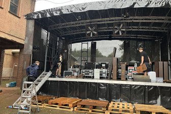 Homeward-Festival im Erzgebirge mit Techno-Ikone: Mehrere Tausend Besucher werden erwartet - Die Bühnen – im Bild zu sehen der Backyard – wurden am Montag noch eifrig aufgebaut.