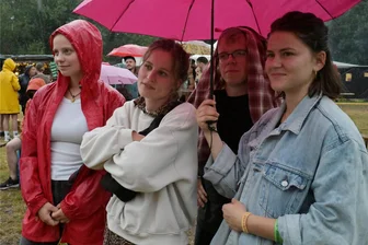 Homeward-Festival im Erzgebirge: Was das Event aus Sicht der Besucher besonders macht - Waren auch dabei (v.l.): Elisa Thalacker aus der Nähe von Stuttgart sowie Annabell Rochlitzer, Casper Bischof und Rabea Michel aus Leipzig.
