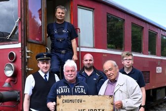 Hommage an die Weipertbahn - Eisenbahnfreude am alten Triebwagen, der auch liebevoll "Hurbinek" genannt wird: Marcel Zelenka (links), Pavel Vondrášek (oben) und weitere Mitglieder des Vereines "Heizhaus Komotov". Vorn am Schild: Uwe Schulze von der Fichtelbergbahn und vom Verein für Denkmalspflege Weipert sowie Jan Kadlec, der Buchautor "Erzgebirgische Eisenbahnstrecke Komutov-Vejprty". 