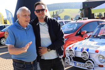 Hommage an ein Kämpferherz: Rallye-Ass Sepp Wiegand und sein wichtiger Auftrag bei der 20. Rallye Grünhain - Mit dem lebenden „Rallye-Lexikon“ Alfred Gorny hielt Sepp Wiegand auch voriges Jahr zur technischen Abnahme in Crottendorf ein Schwätzchen. Die 20. Rallye Grünhain diesen Sonnabend ist für den 33-Jährigen aus vielen Gründen eine ganz besondere.