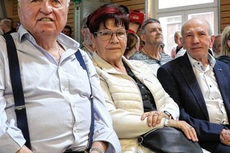 Hommage an ein Sportleridol - Erfolgstrainer Hans-Ullrich Wegner (l.) nahm beim Gedenkturnier in Breitenbrunn neben den Eltern von Sportleridol Markus Beyer (1971-2018) Platz. Er hat den dreifachen Weltmeister entscheidend geprägt.
