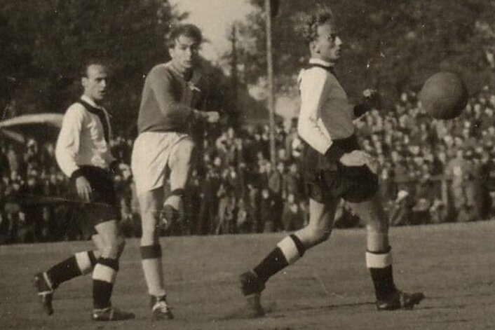 Hommage an eine Fußballlegende - Im ersten Oberligaspiel von Lauter setzt Walter Espig (Mitte) gegen Rotation Dresden in dieser Szene zu einem seiner gefürchteten Linksschüsse an. 