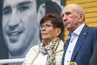 Hommage an eine Sportlerikone: Boxclub Erzgebirge gedenkt Markus Beyer - Die Eltern von Markus Beyer (1971-2018), Bärbel und Siegfried Beyer, verfolgten im Jahr 2023 die Premiere des Gedächtnisturniers für ihren Sohn gerührt.