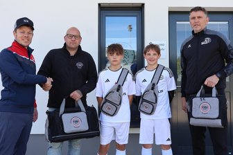 Hommage an eine Vereinslegende: Wie die Fußballer aus Alberoda an ihren „Jupp“ erinnern - Vereinsvorsitzender Heiko Fetting, Unternehmer Thomas Ziegenrücker, die D-Jugendlichen Lukas Littmann und Tim Dietel sowie ihr Trainer Jens Borchert (v. l.) bei der Übergabe der Taschen.