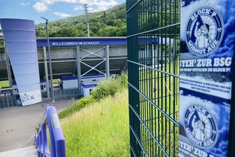 Hommage an einen einzigartigen Veilchenfan: Sammler tagen im Lößnitztal beim FCE - Ansichtskarten von den Stadien der Republik: Auch dafür gibt es Sammler. Eine Vereinigung, die dieser Leidenschaft frönt, hält ihr 31. Jahrestreffen diesen Sonnabend im Auer Lößnitztal ab.