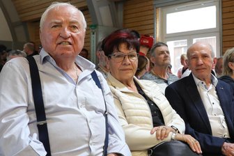 Hommage an einen großen Boxer aus dem Erzgebirge: Sogar Erfolgstrainer Ulli Wegner wohnt Gedenkturnier bei - Erfolgstrainer Hans-Ullrich Wegner (l.) nahm beim Gedenkturnier in Breitenbrunn neben den Eltern von Sportleridol Markus Beyer (1971-2018) Platz. Er hat den dreifachen Weltmeister entscheidend geprägt.