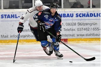 Hommage an einen Leitwolf im Erzgebirge: Kilian Glück sagt dem Rudel adieu - Kilian Glück (vorn) stand den Großteil seiner Eishockey-Karriere für die Schönheider Wölfe auf dem Eis.