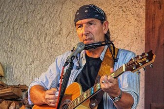 Hommage an Klaus Renft in Dorfchemnitz - Andreas Schirneck spielt in Dorfchemnitz.