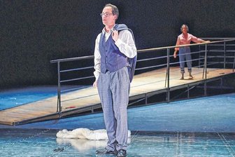 "Homo Faber" in Chemnitz: Der Mut zum Durchhalten - Philipp Otto als Walter Faber und Seraina Leuenberger als Elisabeth Piper in der "Homo Faber"-Inszenierung in Chemnitz.