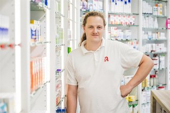 Homöopathie keine Kassenleistung mehr – Was sagen Apotheker und Ärzte aus Westsachsen dazu? - Adrian Neumann ist Inhaber von drei Apotheken in Lichtenstein und einer Apotheke in Johanngeorgenstadt. Er hat die Erfahrung gemacht, dass viele homöopathische Mittel häufig selbst bezahlt werden.
