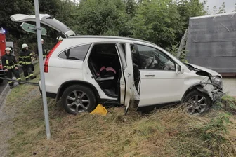 Honda bleibt in Zaun stecken - 