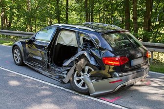 Honda kollidiert mit Audi und rammt Pferdeanhänger - Der Audi wurde von dem Honda nahezu komplett aufgeschlitzt.