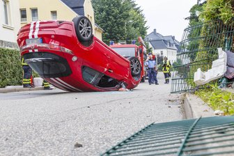Honda landet auf Dach - Fahrer schwer verletzt - Auf der Neukirchener Hauptstraße hat sich am Donnerstagabend ein Honda überschlagen.