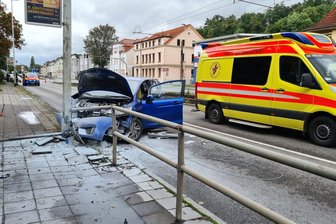 Honda prallt gegen Lichtmast: Straße nahe Zwickauer Brauerei voll gesperrt - 