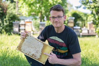 Honig, hart wie Zement: Imker im Erzgebirge kämpfen um Ernte - Guido Zappel zeigt eine seiner Honigwaben. Der Honig, hier großteils mit Wachs verdeckelt, ist hart wie Zement. Das bringt nicht nur für die Imker, sondern auch für die Bienen Probleme mit sich.