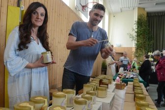 Honig mit Extras kommt gut an - Die Imker Mandy Riedel und Dirk Hausdorf waren mit ihrem Elsterberger Kräuterhonig das erste Mal beim Grünbacher Kräutertag dabei. Sie kooperieren mit der Kräutergärtnerei Sagan in Brockau.