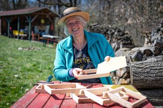 „Honig vom Striegistal“: Wie Sabine zu ihren Bienen kam - Imkerin Sabine Schaufler aus Striegistal mit Wachswänden, die in Rahmen eingelötet werden.